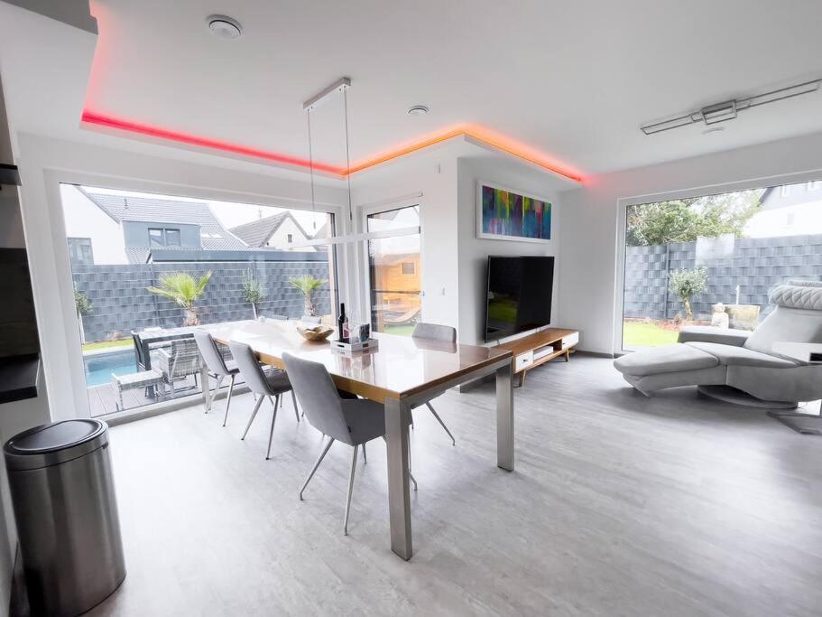 Villa Dreamy Vibes Mit Privatem Pool & Rheinblick Niederkassel Buitenkant foto