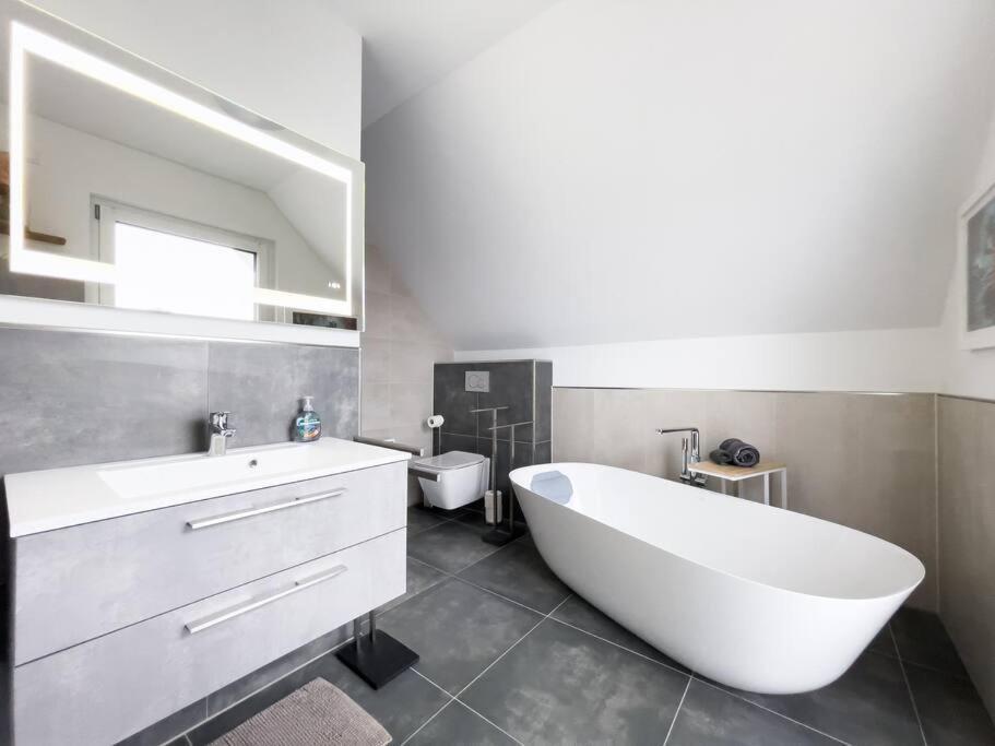 Villa Dreamy Vibes Mit Privatem Pool & Rheinblick Niederkassel Buitenkant foto
